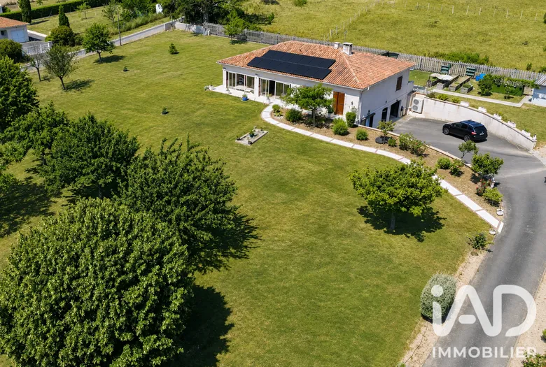 Maison 8 pièces 210 m² · à Les Pins · 210 m² · 241 000 €