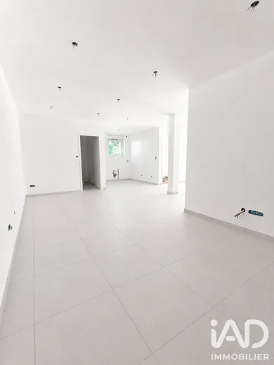 Apartment in Saint-Laurent-de-Chamousset (69930)