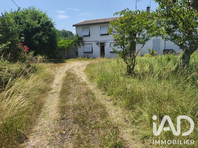 Maison 8 pièces 221 m² · à Saint Martin de Puy · 221 m² · 160 000 €