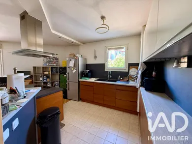 Apartment in Saint-Genis-Laval (69230)