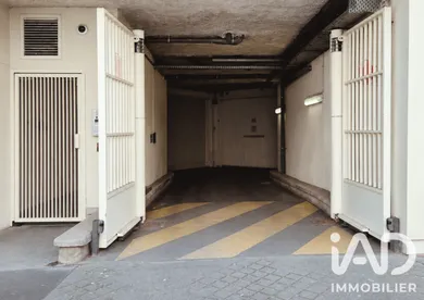 Parking à Paris (75019)