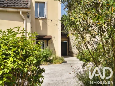 Townhouse in Saint-Arnoult-en-Yvelines (78730)