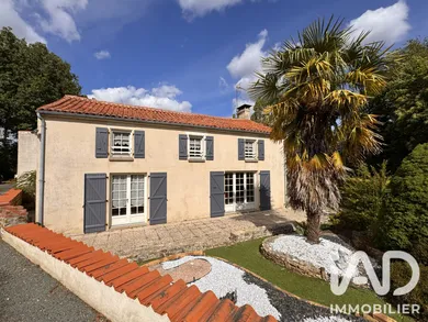 Maison de campagne à Saint-Cyr-des-Gâts (85410)