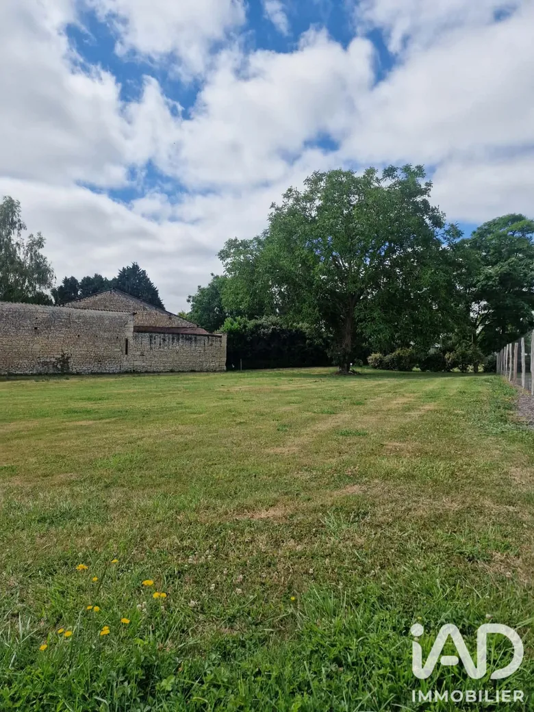 Terrain à bâtir à Saint-Macaire-du-Bois (49260) · 19 994 €