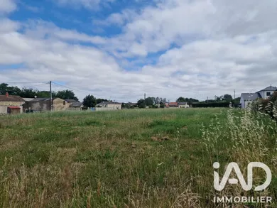Building plot in Saint-Macaire-du-Bois (49260)