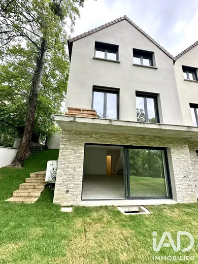 Architectural house in La Celle-Saint-Cloud (78170)