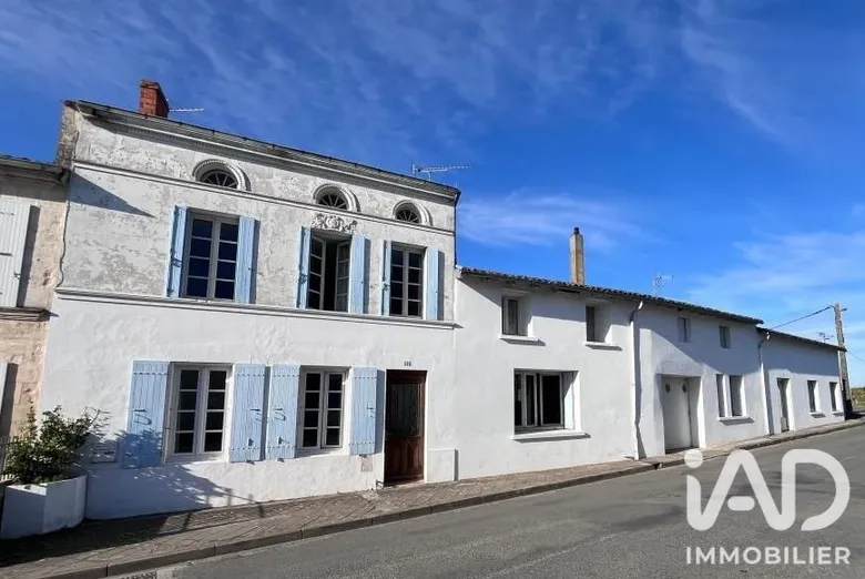 Maison 9 pièces 209 m² · à Corme-Royal · 209 m² · 193 000 €