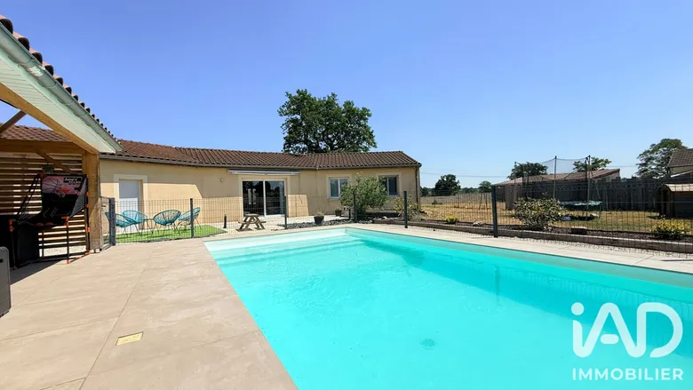 Maison 5 pièces 121 m² · à Montceaux-l'Étoile · 121 m² · 237 000 €