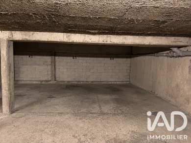 Parking à Paris (75017)