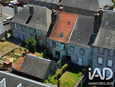 Immeuble à Ally (15700)