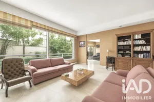 Apartment in Paris (75016)