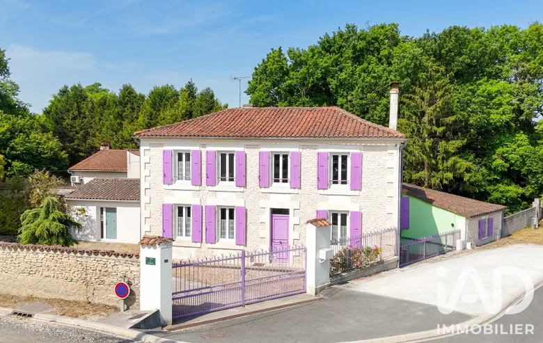 Maison 8 pièces 214 m² · à Gensac-la-Pallue · 214 m² · 265 000 €