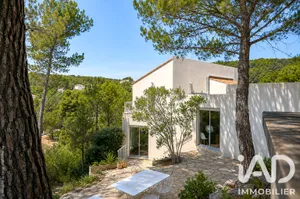 Architectural house in Peypin (13124)