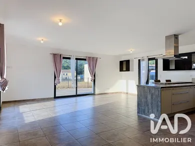 Maison à Bussac-Forêt (17210)