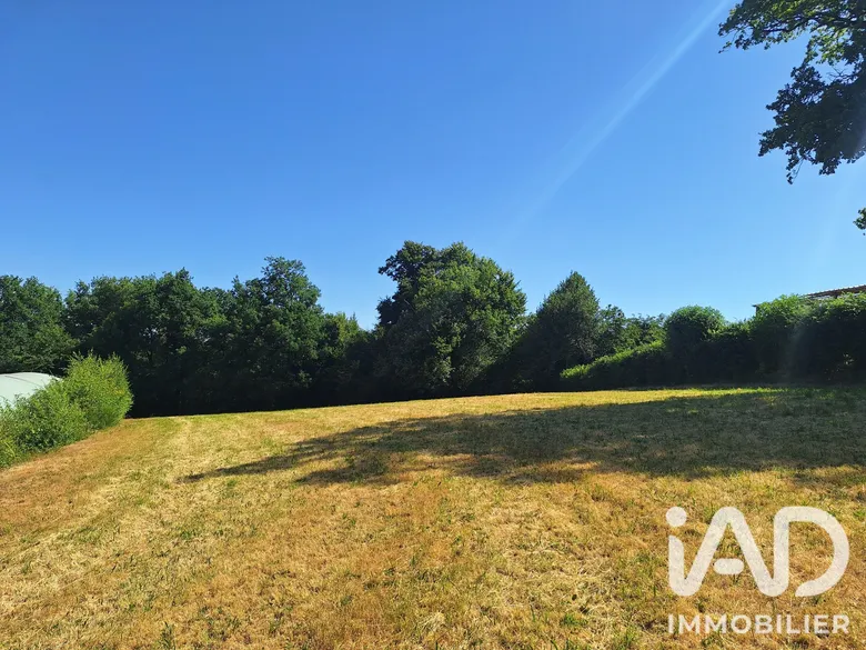 Terrain à bâtir à Prunet (15130) · 42 000 €