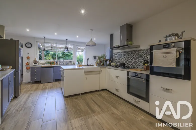 Maison 9 pièces 322 m² · à Saint-Médard-de-Guizières · 322 m² · 257 000 €