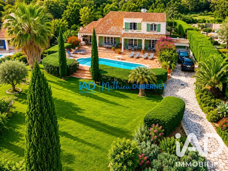 Maison 6 pièces 220 m² · à Grimaud · 220 m² · 8 000 €