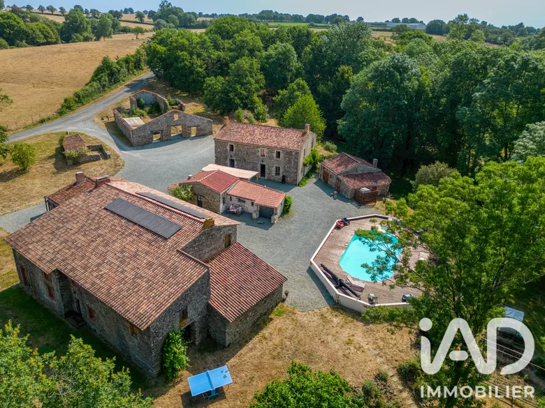 Maison 15 pièces 365 m² · à Essarts-en-Bocage · 365 m² · 810 000 €