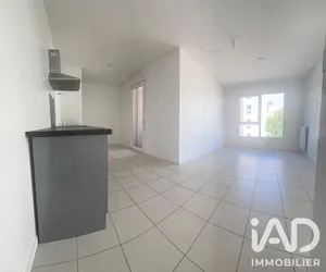 Apartment in Vaulx-en-Velin (69120)