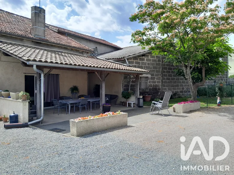 Maison 10 pièces 294 m² · à Les Églisottes-Et-Chalaures · 294 m² · 84 000 €