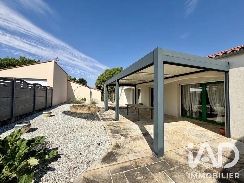 Maison 7 pièces 182 m² · à Saint-Georges-de-Montaigu · 181,7 m² · 374 000 €