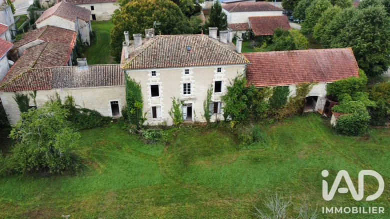 Maison 15 pièces 390 m² · à Vervant · 390 m² · 252 000 €