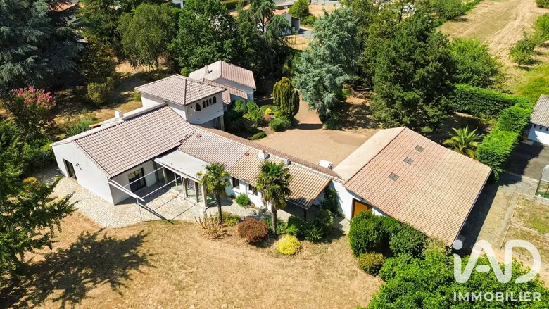 Maison 12 pièces 360 m² · à L'Oie · 360 m² · 585 000 €