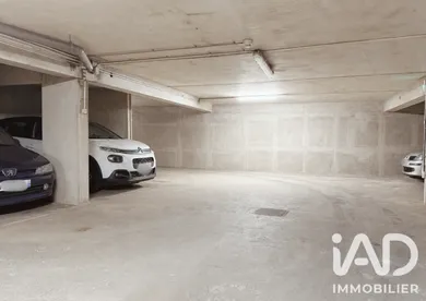 Parking à Paris (75010)