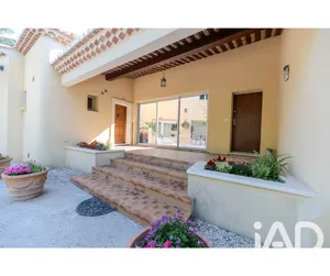 Architectural house in Sarrians (84260)