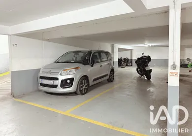 Parking à Paris (75020)