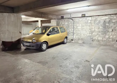 Parking in Paris (75017)