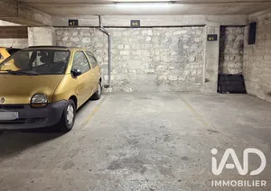 Parking in Paris (75017)