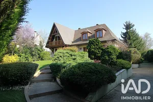 Maison traditionnelle à Mandres-les-Roses (94520)