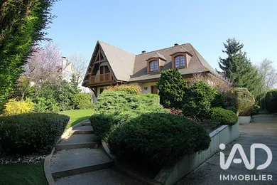 Maison traditionnelle à Mandres-les-Roses (94520)