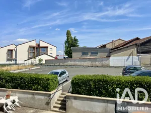 Apartment in Saint-Laurent-de-Chamousset (69930)