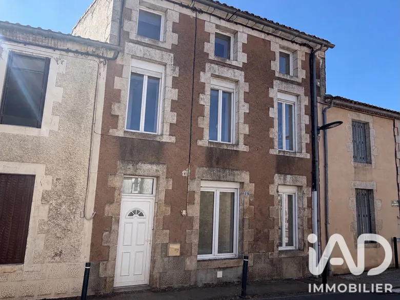 Maison 5 pièces 132 m² · à Saint-Amand-sur-Sèvre · 132 m² · 135 000 €