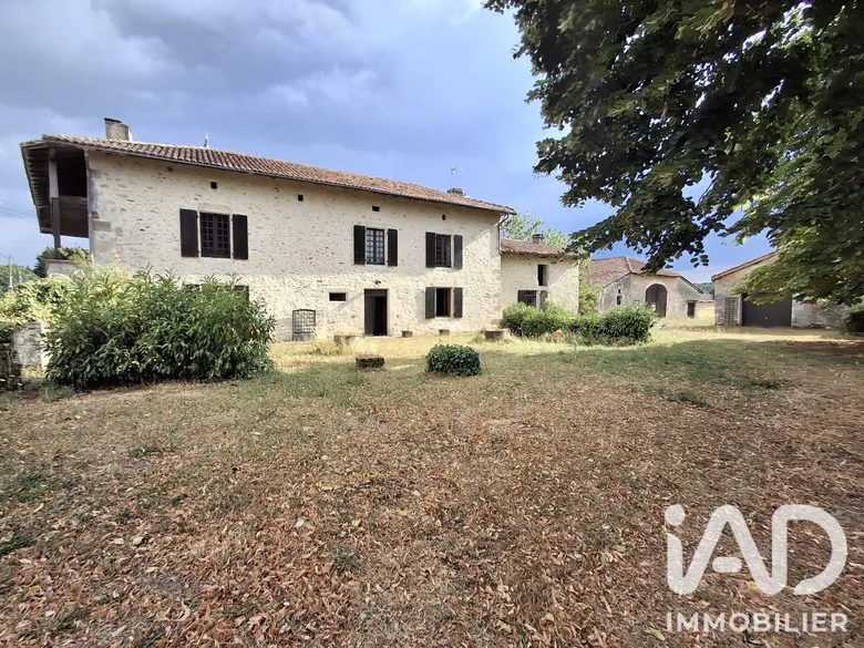 Maison 6 pièces 250 m² · à Montbron · 250 m² · 290 000 €