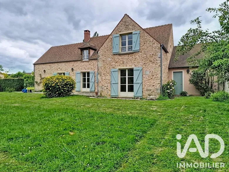 Maison 7 pièces 153 m² · à La Celle-les-Bordes · 153 m² · 2 150 €