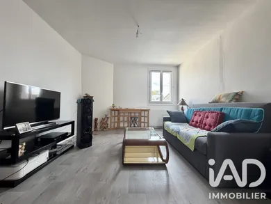Apartment in Pussay (91740)