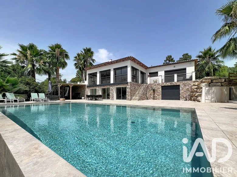 Maison 5 pièces 400 m² · à Roquebrune-sur-Argens · 400 m² · 1 550 000 €