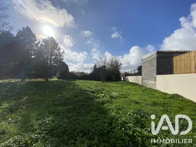 Terrain à bâtir à Landeronde (85150)
