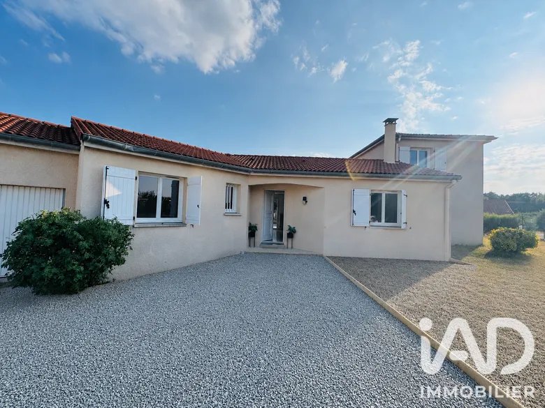 Maison 7 pièces 146 m² · à Sainte-Agathe-la-Bouteresse · 146 m² · 249 000 €