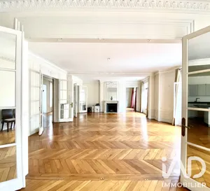 Apartment in Paris (75017)