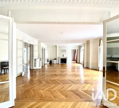 Apartment in Paris (75017)