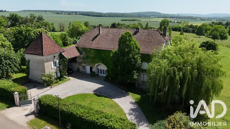 Maison 6 pièces 286 m² · à Tromarey · 286 m² · 590 000 €