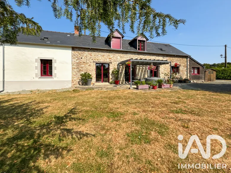 Maison 9 pièces 165 m² · à Sainte-Suzanne · 165 m² · 254 900 €