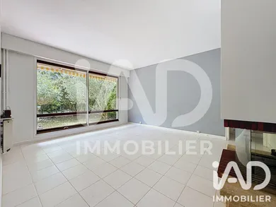 Apartment in Le Mesnil-le-Roi (78600)