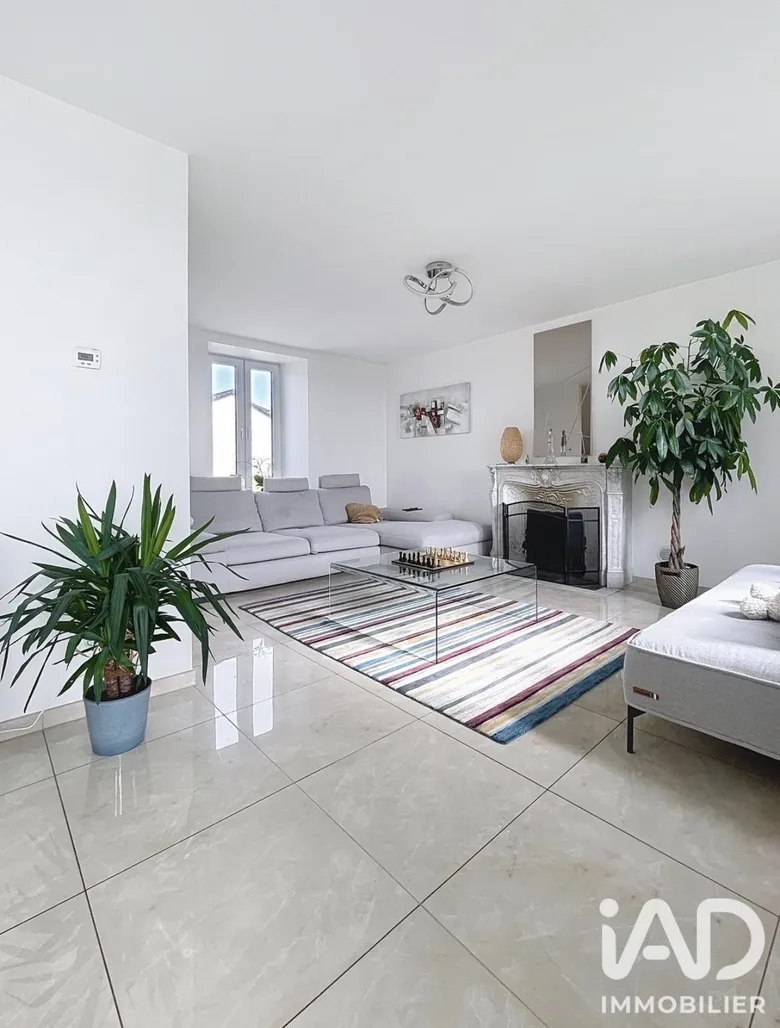 Maison 7 pièces 240 m² · à Pange · 240 m² · 2 600 €