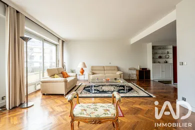 Apartment in Paris (75016)