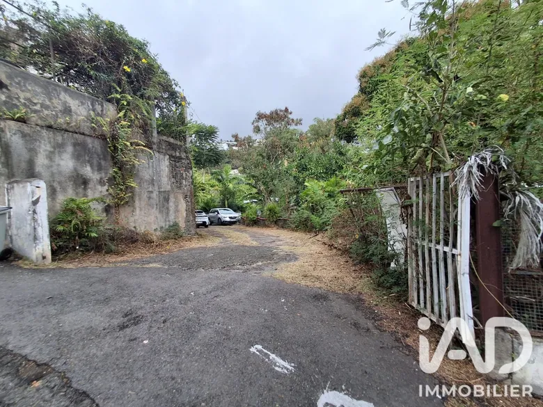 Terrain 1900 m² · à Saint-Denis · 1 000 000 €